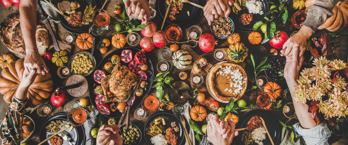 thanksgiving dinner table 